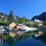 Solund Leileghetshotell Апарт-отель Hardbakke